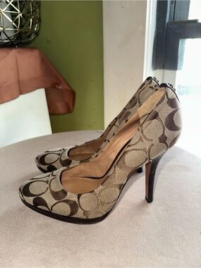 Coach Signature Beige Canvas pumps